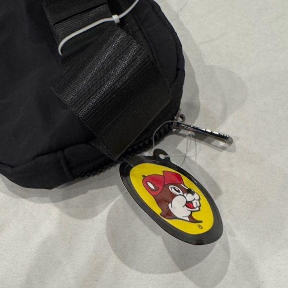 NWT black BUCCEES belt bag Fanny pack - Picture 3 of 3